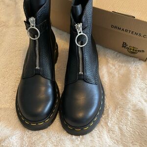 NEW IN BOX -Dr. Martens Pascal front zip boot, size 6